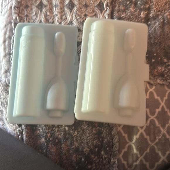 Philips Sonicare charger, two brush stand, and two travel containers. - Picture 5 of 10